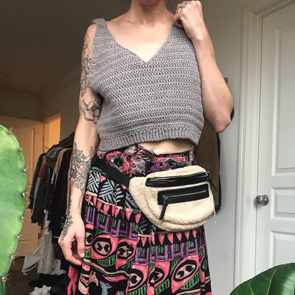 👇70s knitted flower child crop👇⁣